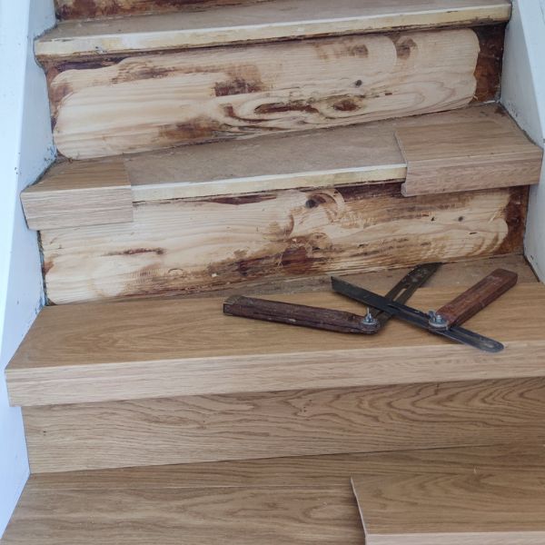 Alte Fichte Treppe mit Fertigparkett verkleiden