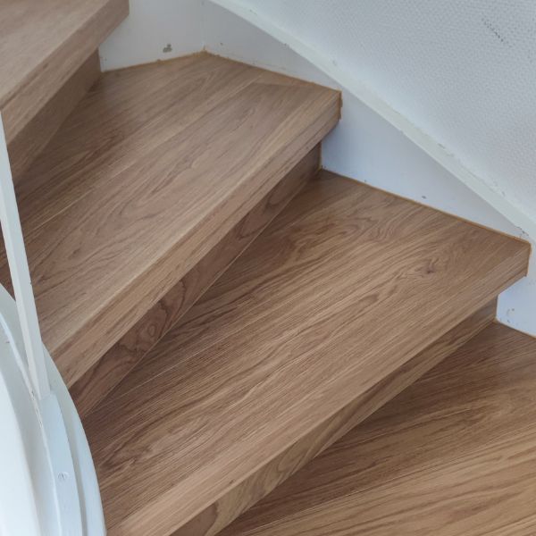 Verkleidete Holztreppe mit Eiche Fertigparkett