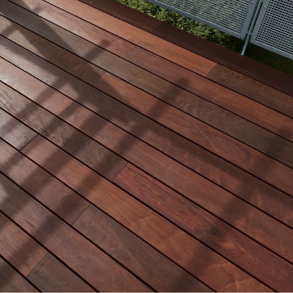 thermo Esche Dielen auf einem Balkon