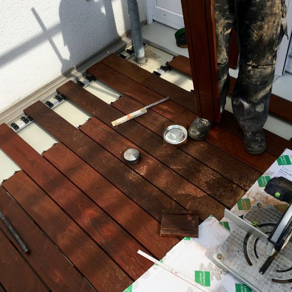 thermo Esche Terrassendielen auf einem Balkon verlegt