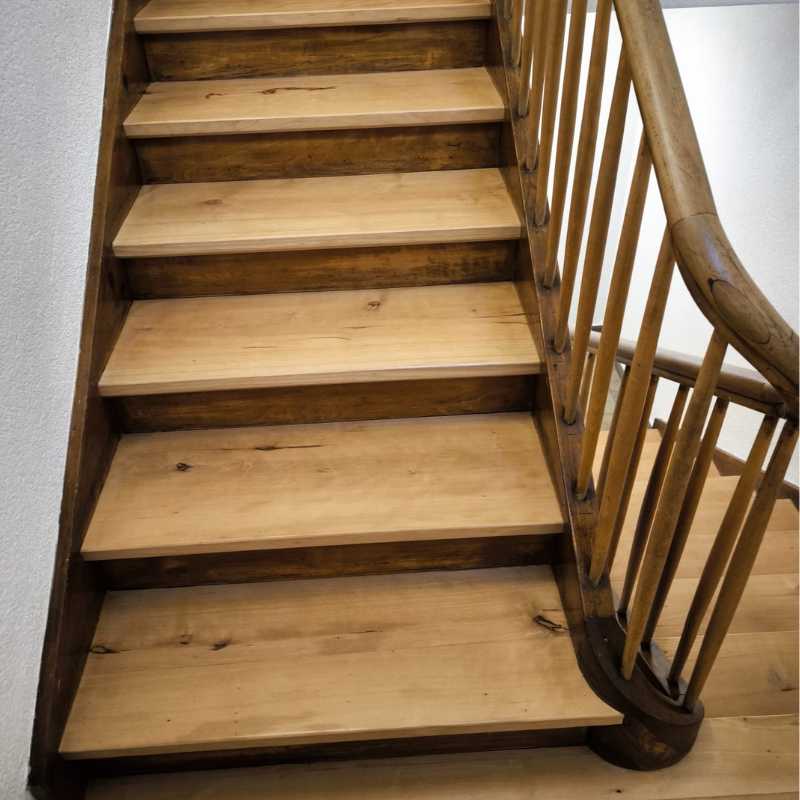 Treppenstufen abschleifen und versiegeln Treppenstufen einer Eiche Holztreppe, die abgeschliffen und versiegelt wurde.
