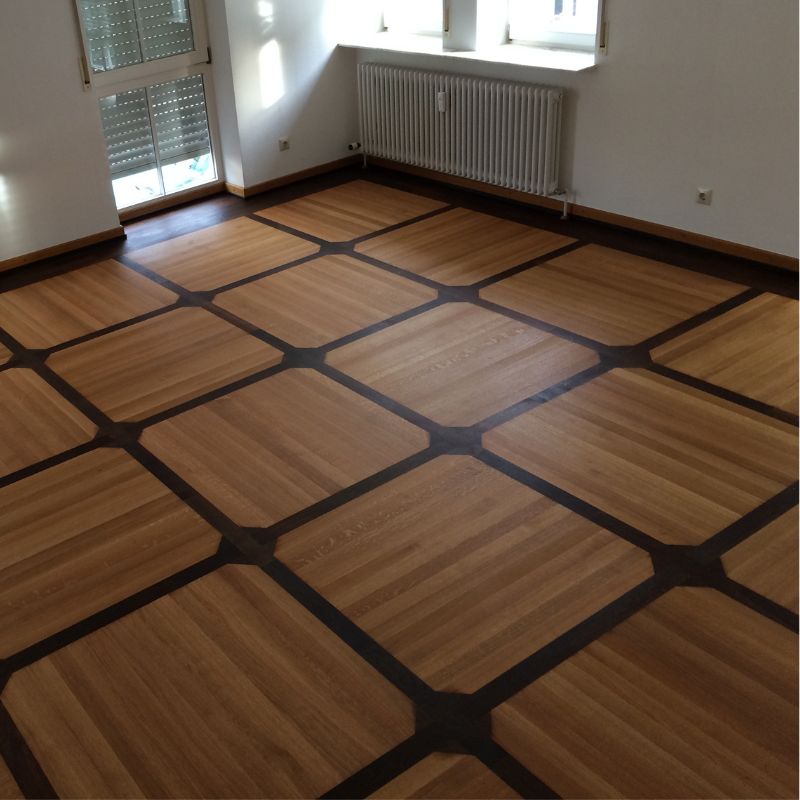 Stabparkett in Felder aufgeteilt mit Wenige Randfries und zwischen den Feldern