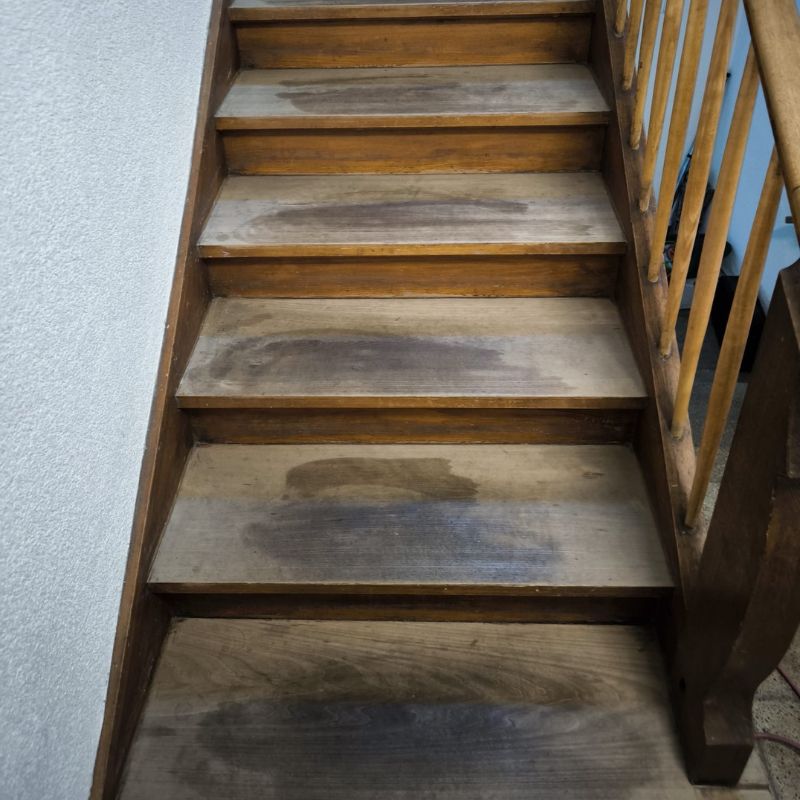 Eiche Holztreppe vor der Renovierung