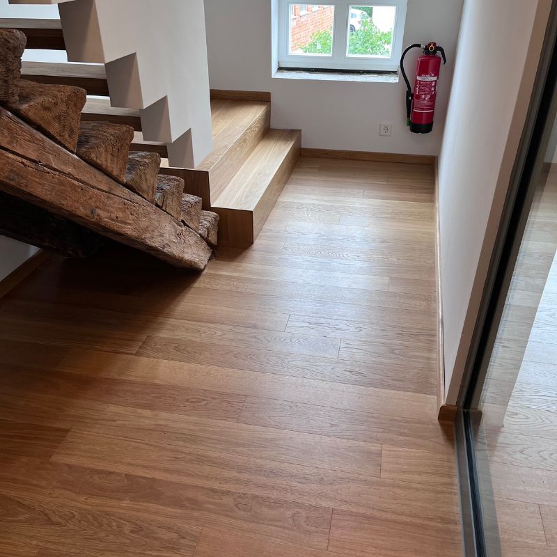 projekte_buck-parkett.pdf Kopie Eiche Fertigparkett von Listone Giordano auf Treppenstufen und Boden verlegt